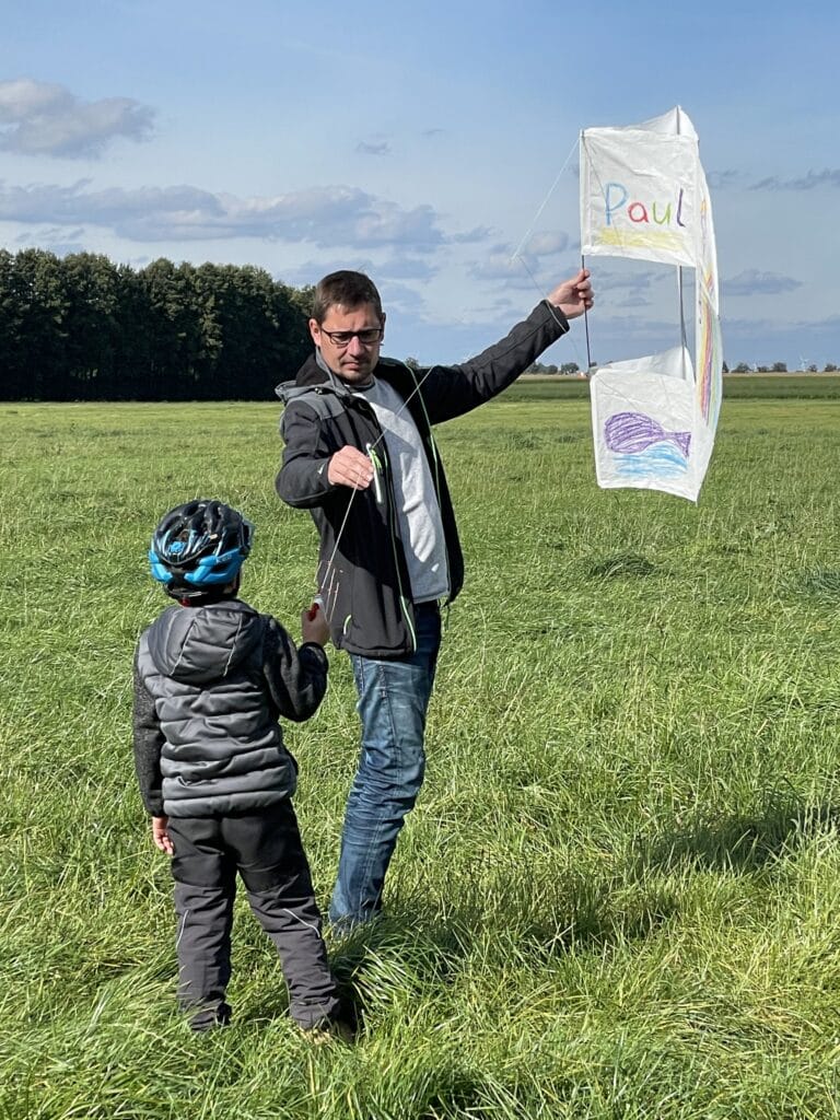 Vater und Sohn lassen einen selbstgebauten Drachen fliegen