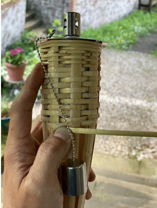 Bast wird um die Öllampe gewickelt